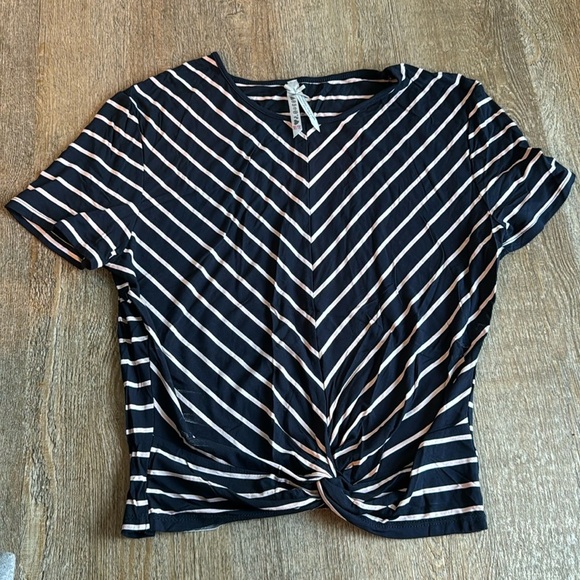 Cute summery top - Picture 1 of 3